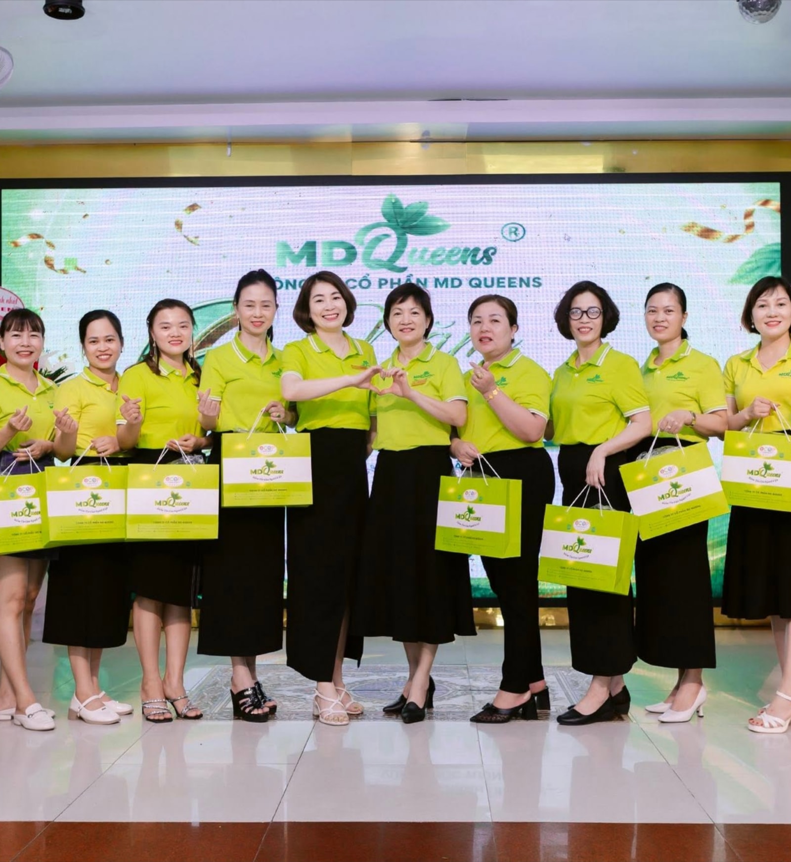 Đội ngũ MD Queens cùng các sản phẩm trà thảo dược